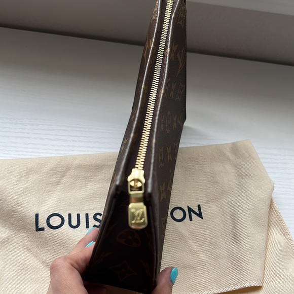 Louis Vuitton Monogram Toiletry Pouch 19 ✨ - Picture 5 of 7